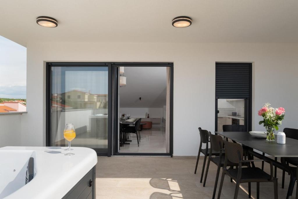 NEW ! Villa Bellissima 2 - heated pool and jacuzzi photo 3