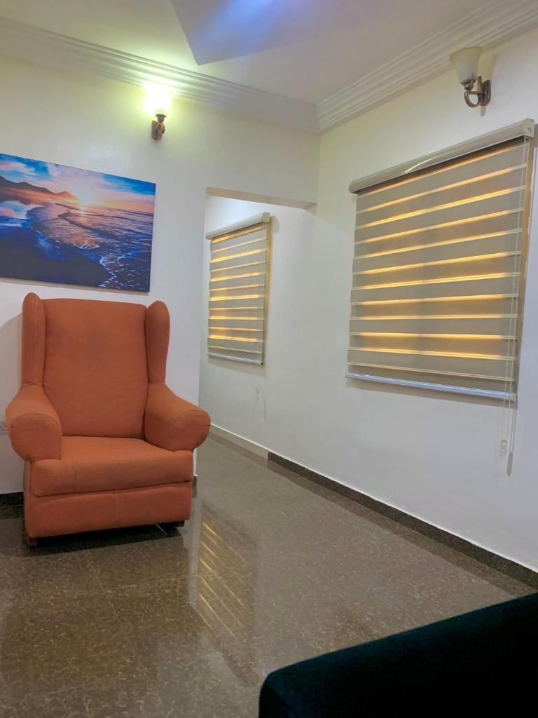 Comfortable 2BDR Apt - Superb power supply, Wi-Fi, Kitchen, Netflix, Mins to Airport photo 3