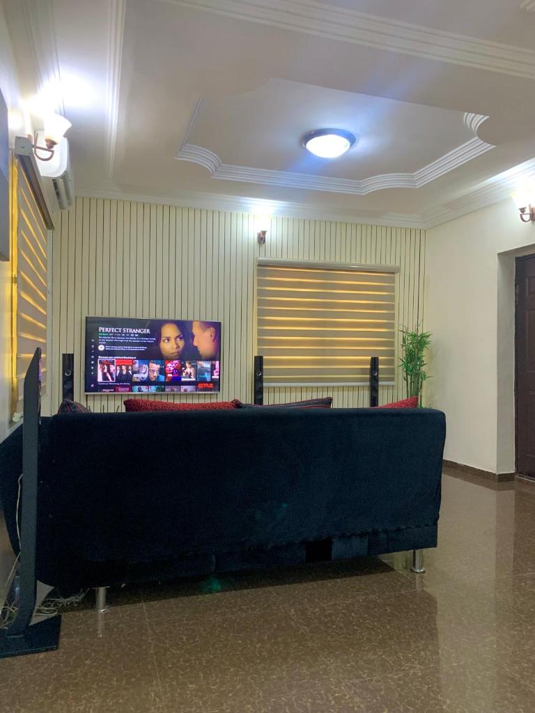 Comfortable 2BDR Apt - Superb power supply, Wi-Fi, Kitchen, Netflix, Mins to Airport photo 1