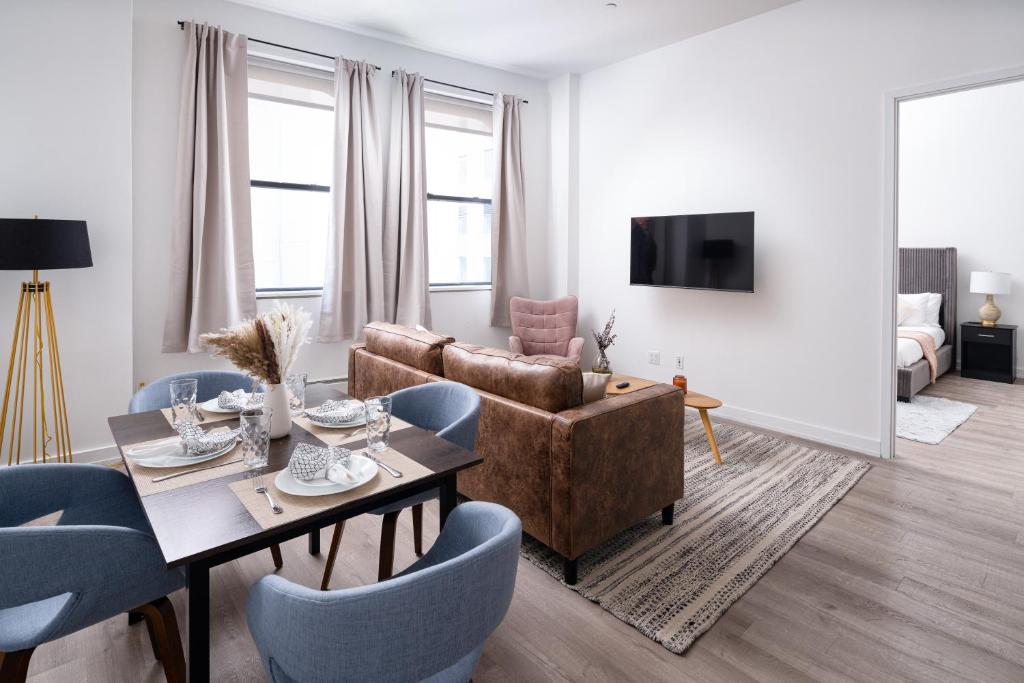 Chic 1BD with Rooftop W/D in Unit Downtown image