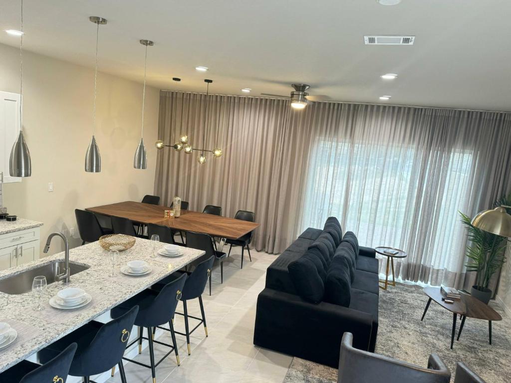 Beautiful 5 bed home Resort 5 minutes from Disney image