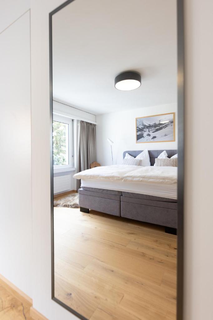Modern crossing apartment facing Piz Rosatsch photo 3