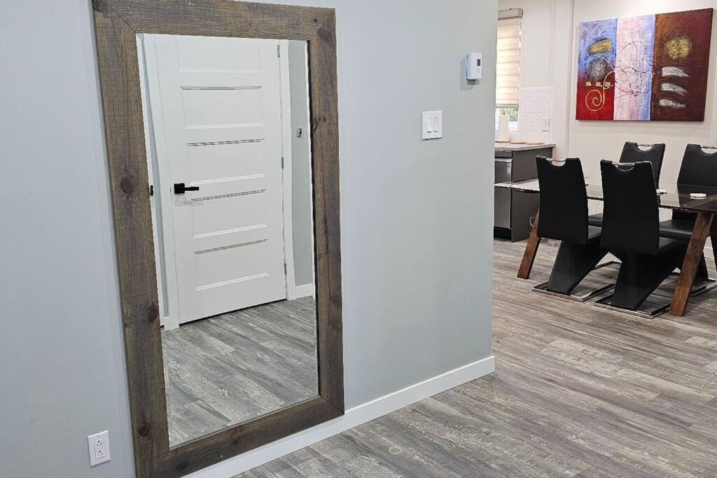 Spacious bright Apt,Parking and self check-in photo 1