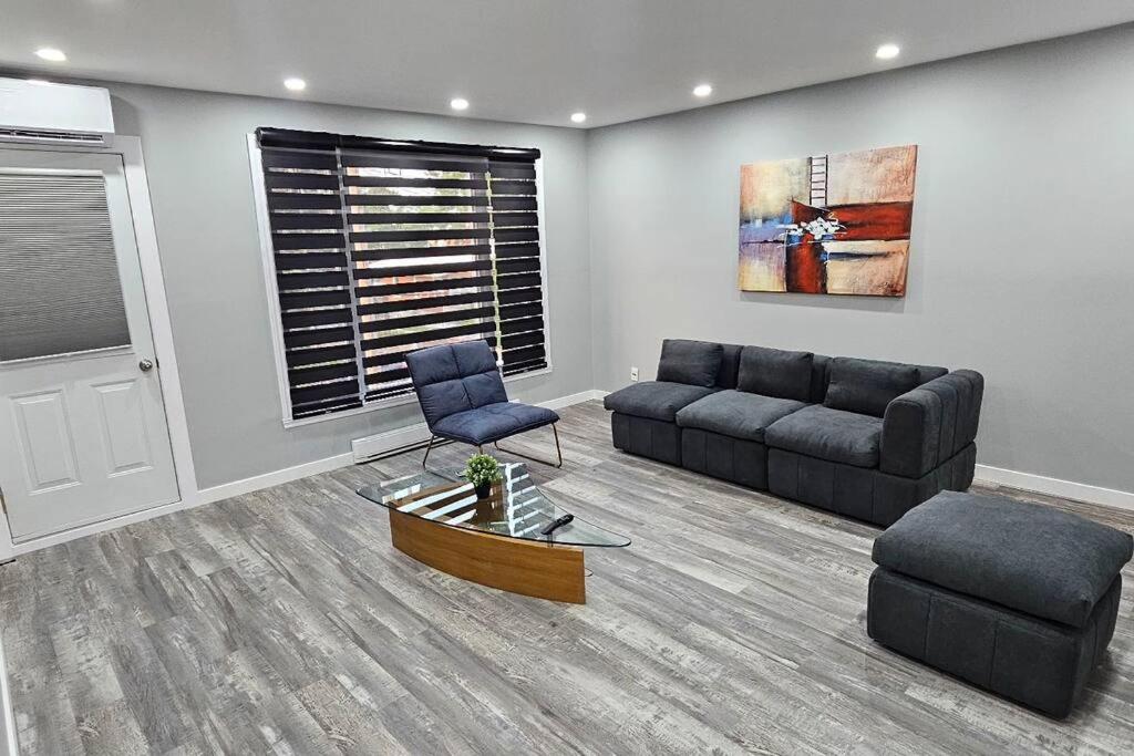 Spacious bright Apt,Parking and self check-in photo 2