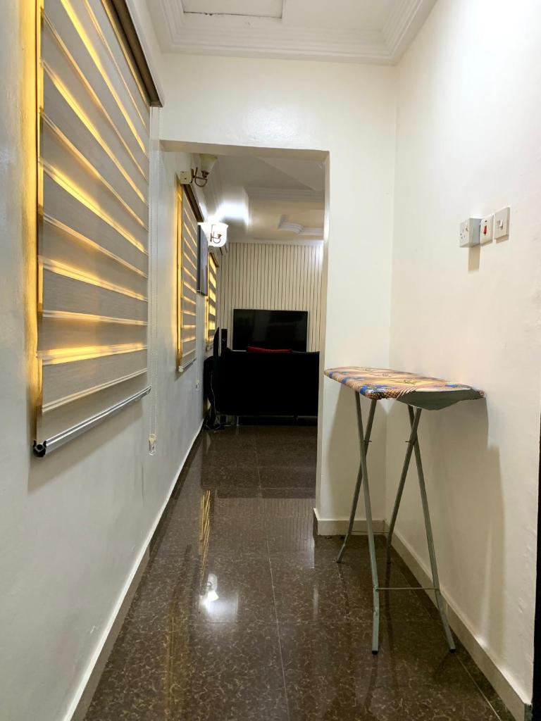 Comfortable 2BDR Apt - Superb power supply, Wi-Fi, Kitchen, Netflix, Mins to Airport photo 4