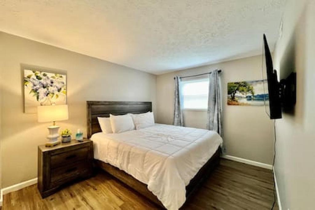 Great Value New Middletown Apartment Free Laundry photo 1