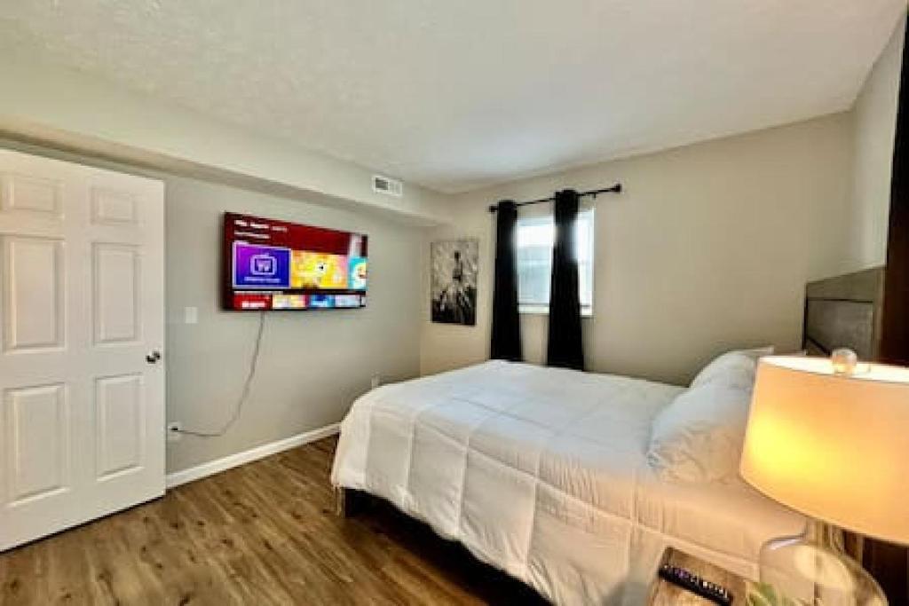 Great Value New Middletown Apartment Free Laundry photo 3
