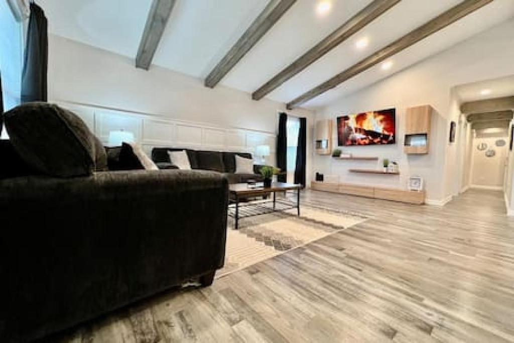 Amazing riverside New Construction home in Middletown photo 4