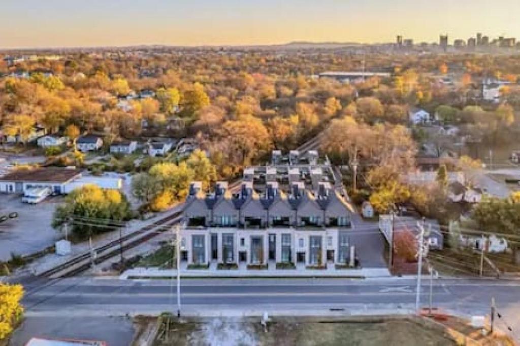3 Miles to Broadway -Garage, Patio, Walk to Shops