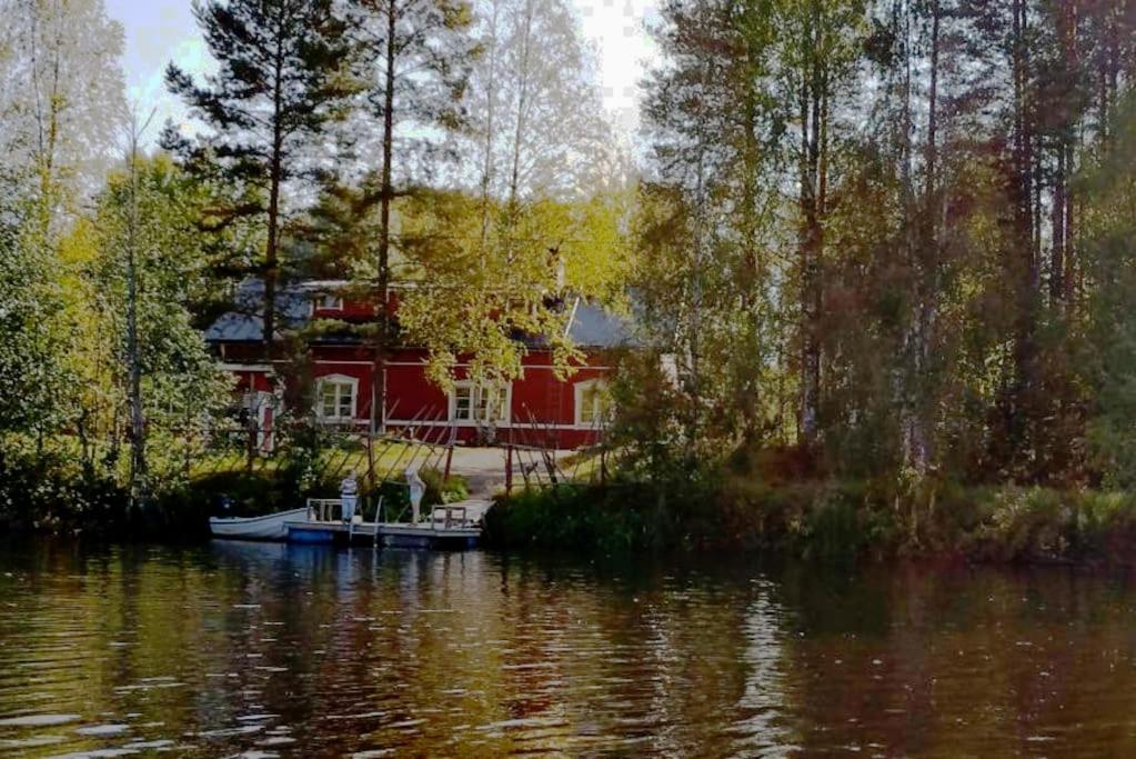 Paritalokolmio joen rannalla