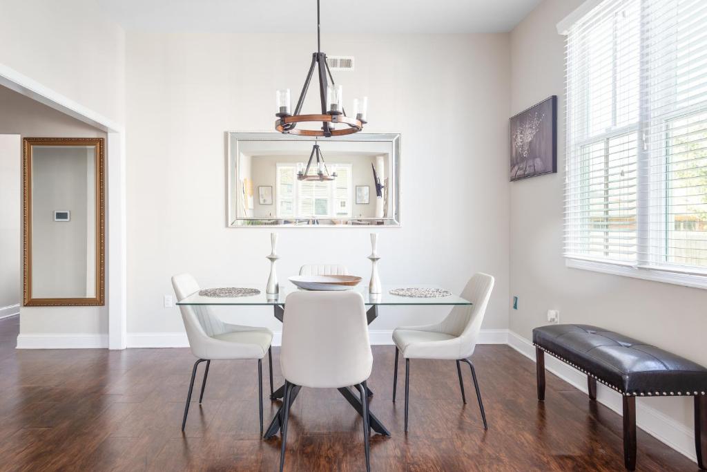 Elegant and spacious photo 1