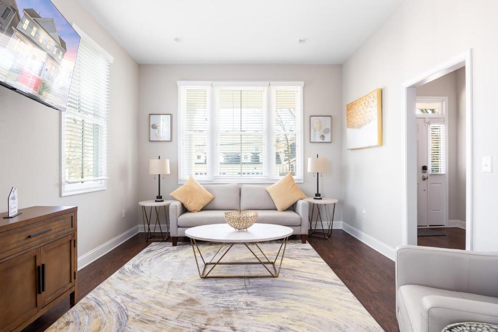 Elegant and spacious photo 3