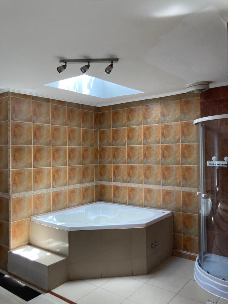 Amplia habitación con Jacuzzi y aire acondicionado photo 1