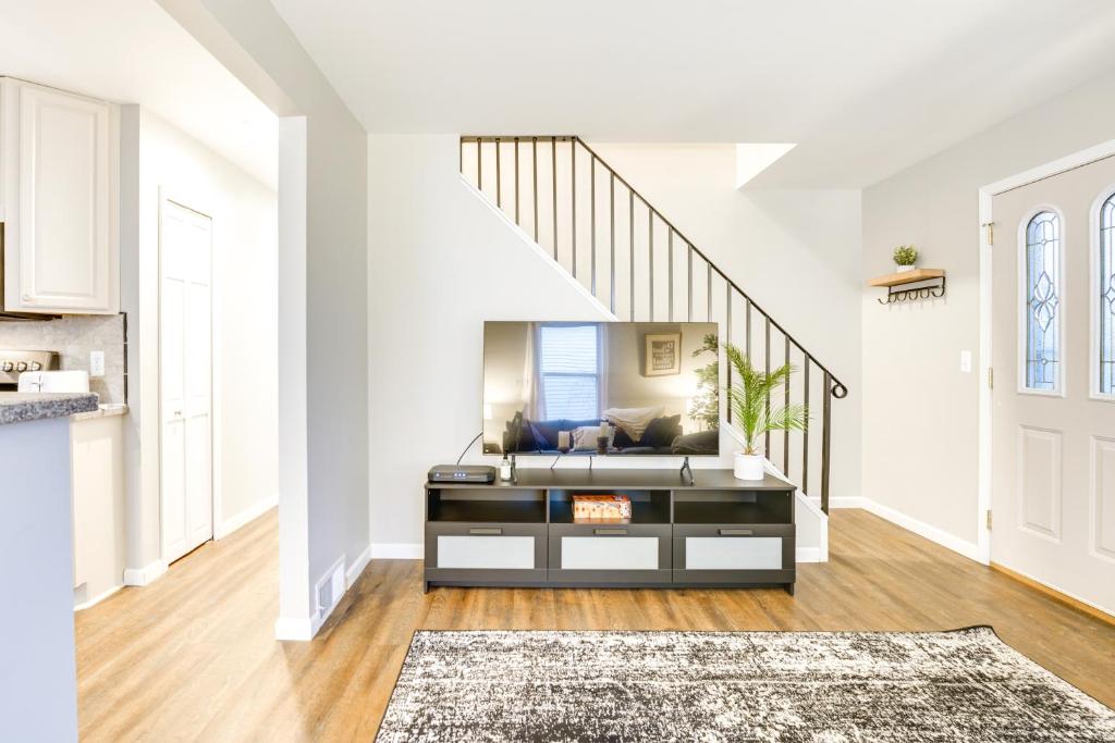 WFH-Friendly Home in Dearborn Dogs Welcome! photo 4