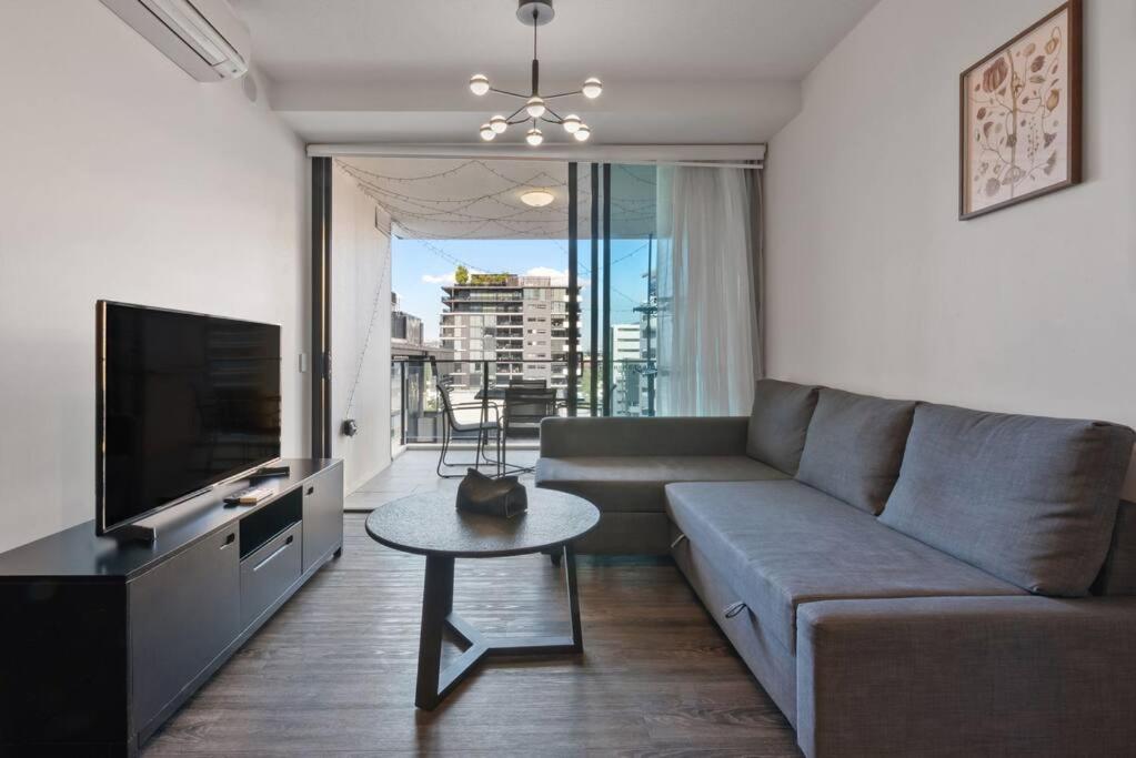 South Brisbane One Bedroom Apartment - Tap to explore photos