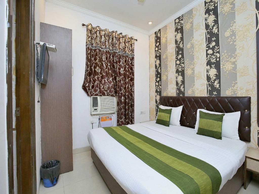 Flagship 80457 Hotel Axis Inn