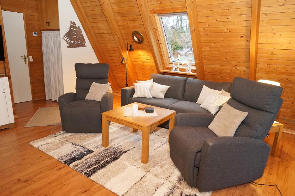 Zeltdachhaus mit grossem Grundstue photo 3