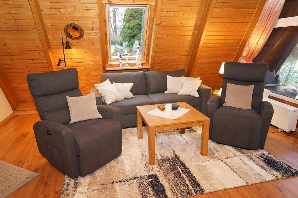 Zeltdachhaus mit grossem Grundstue photo 1