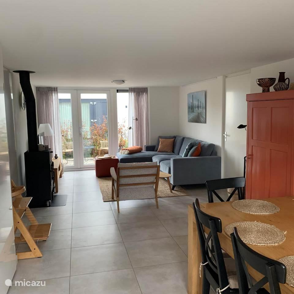 Bungalow 60 op Recreatiepark De Wielen photo 2