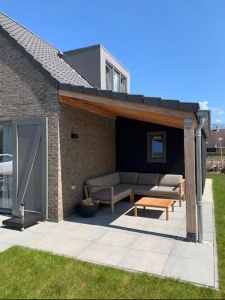 Bungalow 60 op Recreatiepark De Wielen photo 4