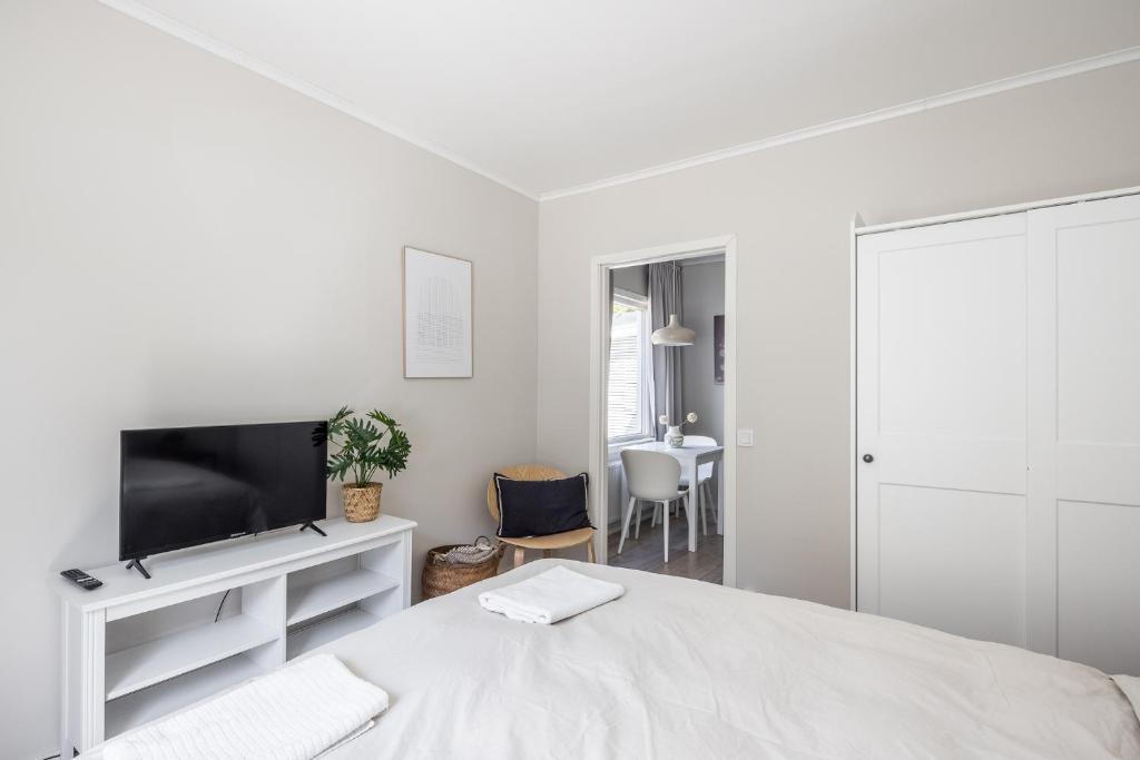 Comfy flat with AC, free parking&1 min to bus stop photo 4