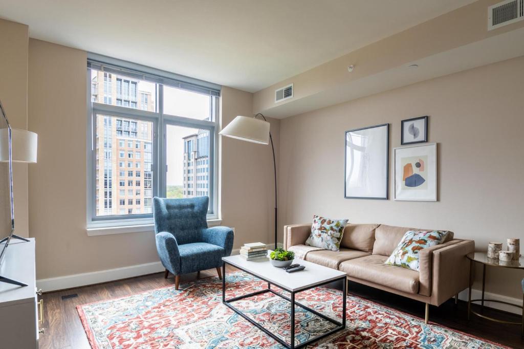 Reston 2br w laundry walk to restaurants mall WDC-831