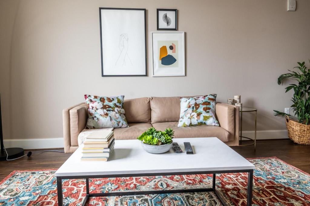 Reston 2br w laundry walk to restaurants mall WDC-831 photo 1