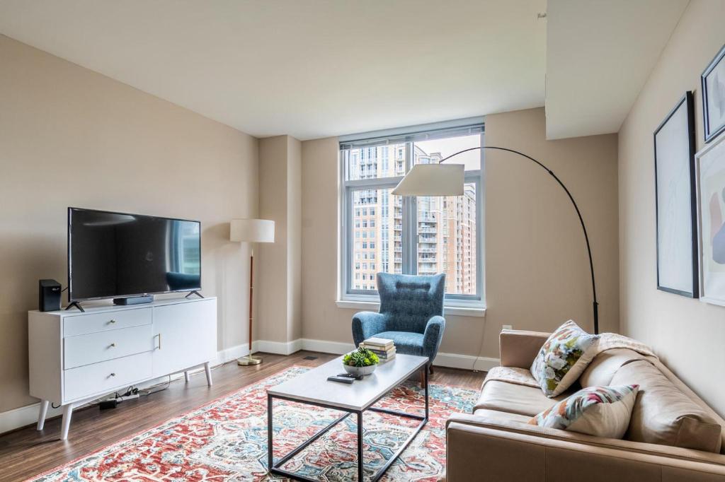 Reston 2br w laundry walk to restaurants mall WDC-831 photo 2