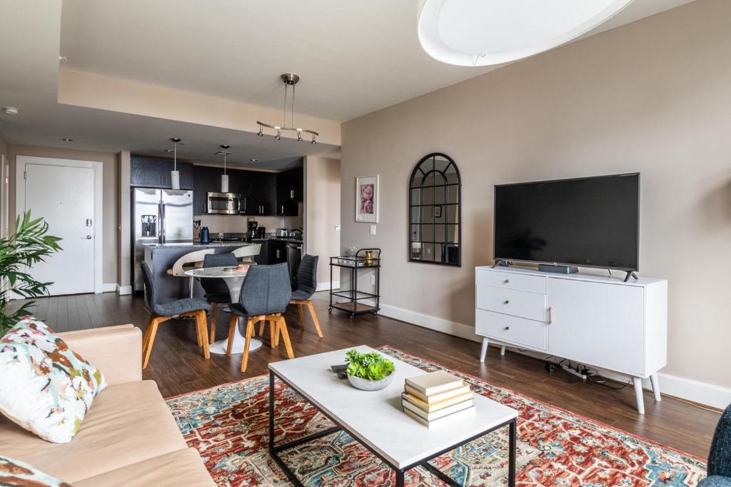 Reston 2br w laundry walk to restaurants mall WDC-831 photo 4