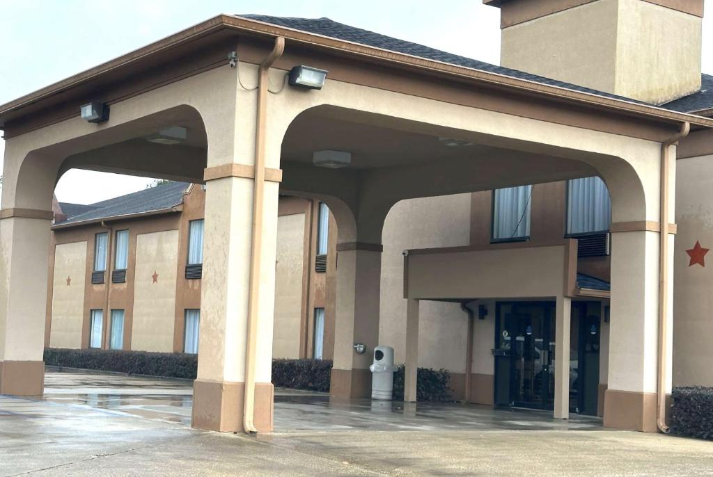 Days Inn & Suites by Wyndham Eunice photo 2
