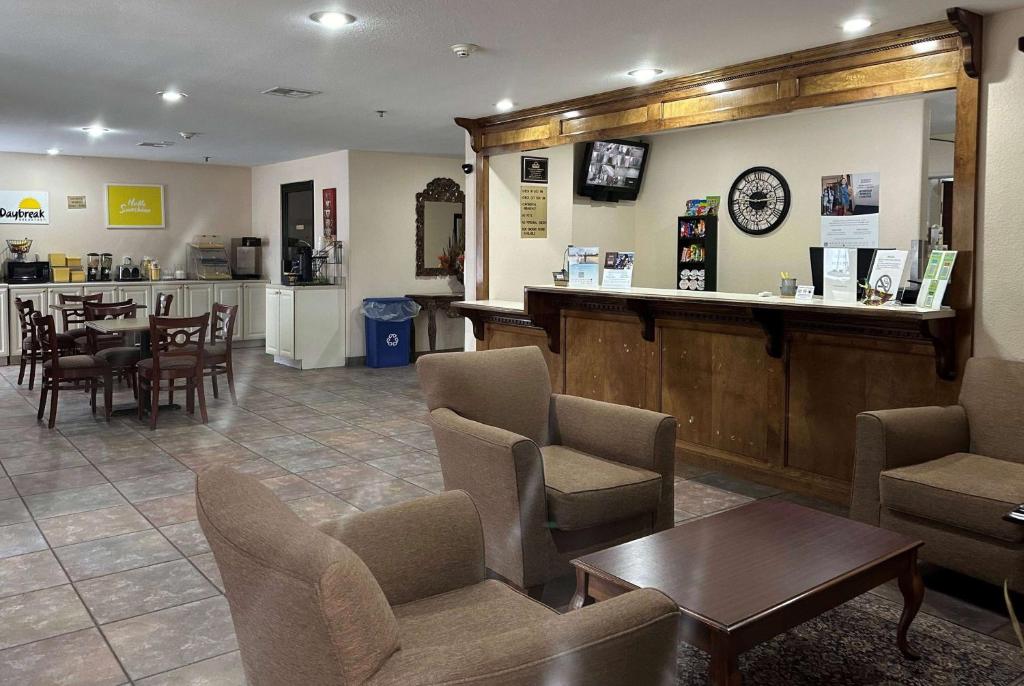 Days Inn & Suites by Wyndham Eunice photo 3