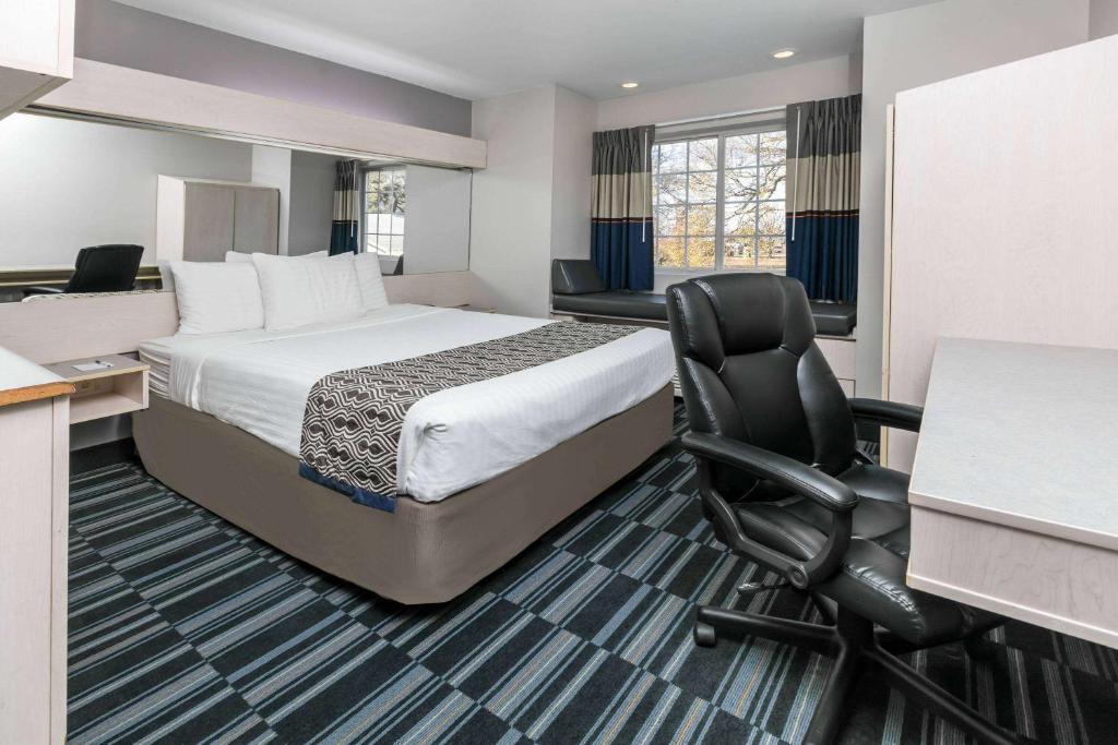 Microtel Inn & Suites by Wyndham Scott/Lafayette image