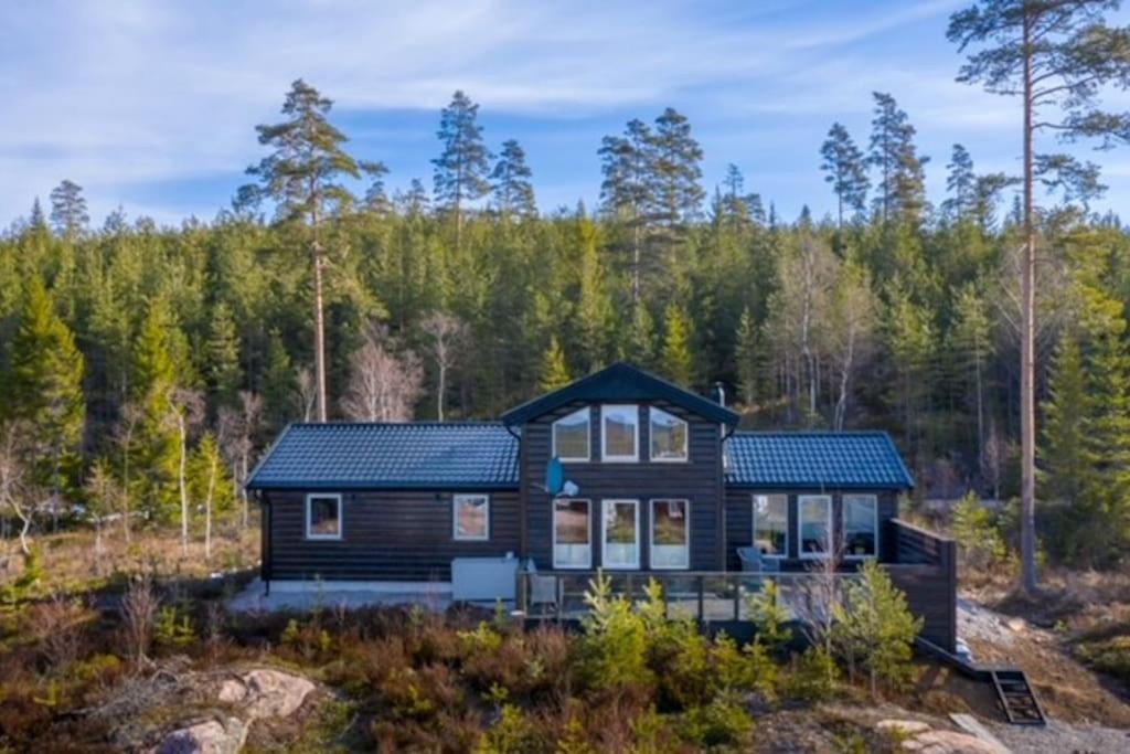 Moderne hytte med badstue