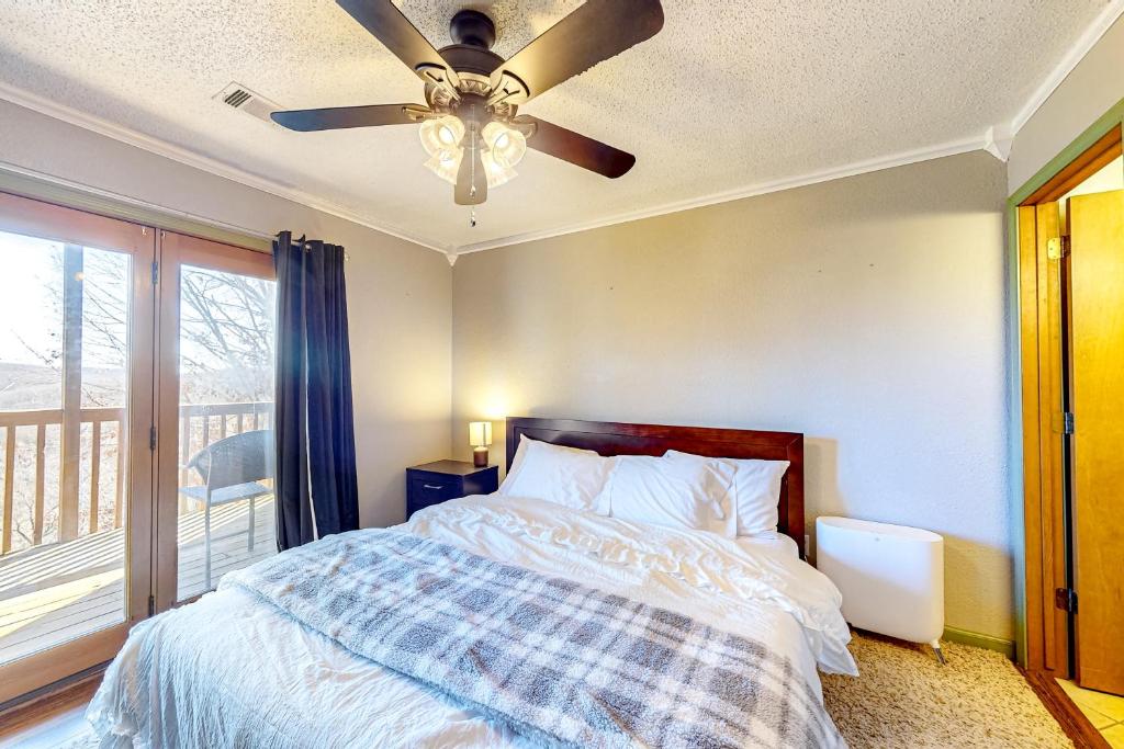 Hilltop Condo Close to Silver Dollar City photo 4