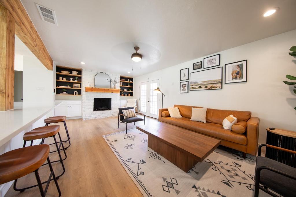 LUX ~Pet Friendly Richardson 3 bedroom 1 story Home~