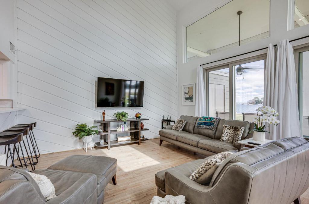 Gorgeous Lakefront Townhome with Pool Access and Views photo 4