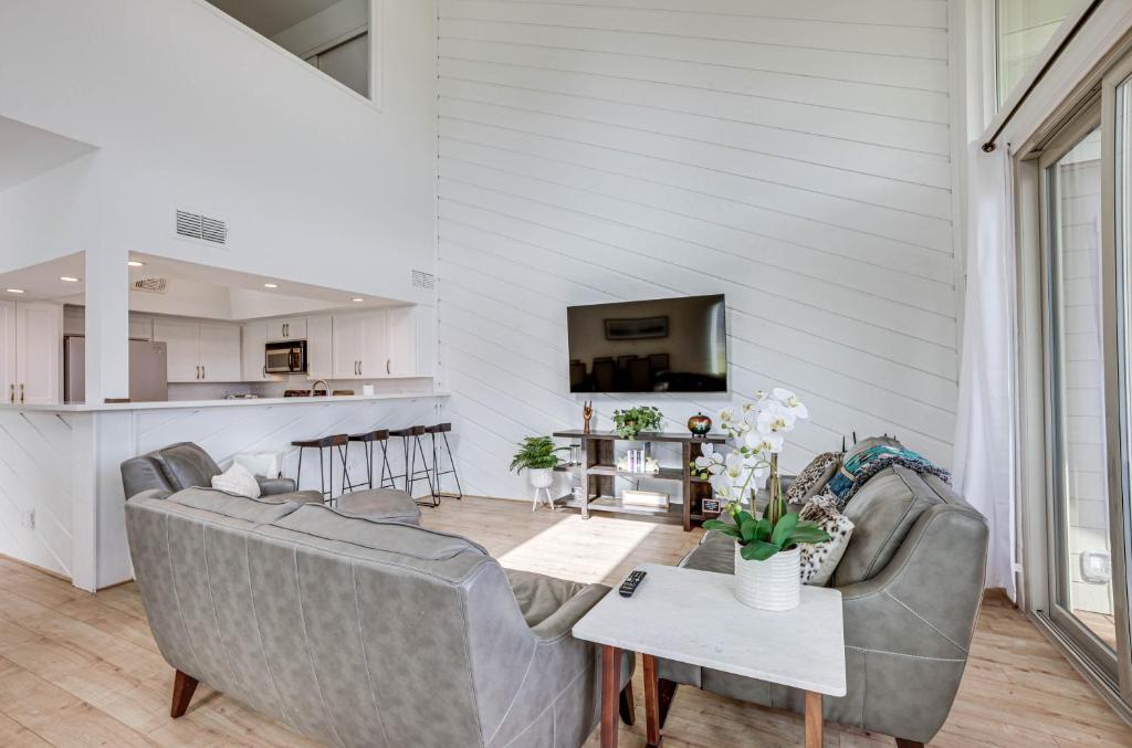 Gorgeous Lakefront Townhome with Pool Access and Views photo 3