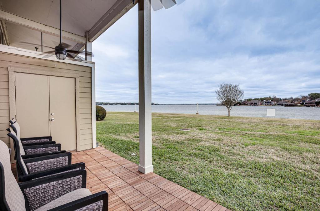 Gorgeous Lakefront Townhome with Pool Access and Views photo 1