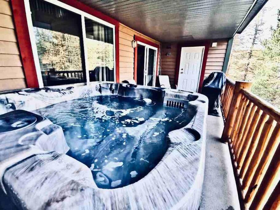 Cozy updated 3 BDRM/3 BTH on ski hill with private hottub (110)