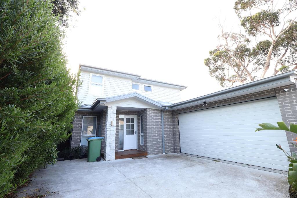 Rosebud Lovely House 2 - Mornington Peninsula 4 BR 3 Bath 2 story holiday house - BBQ - Beach - Hot spring photo 1