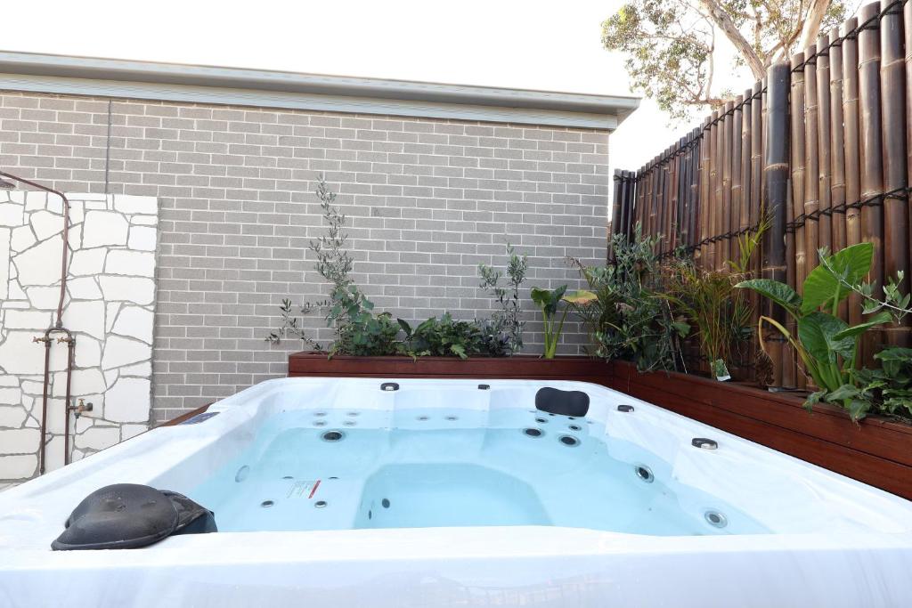 Rosebud Lovely House - Mornington Peninsula 3 BR holiday house - Jacuzzi - BBQ - Basketball ring - Beach - Hot springs photo 1