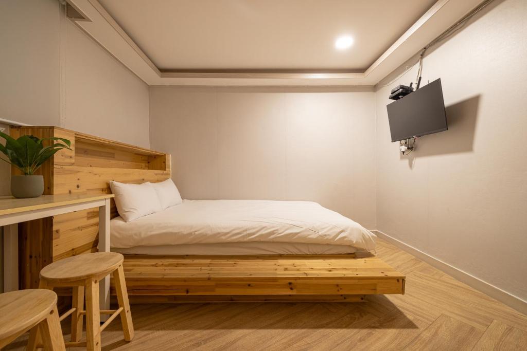 Woody Two Bedroom In Hongdae photo 4