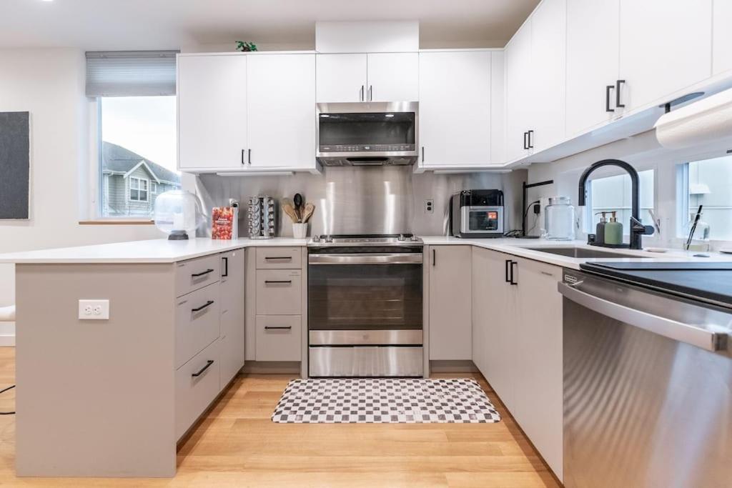 Ballard's Pet-Friendly Mid Century Home + Rooftop Deck photo 1