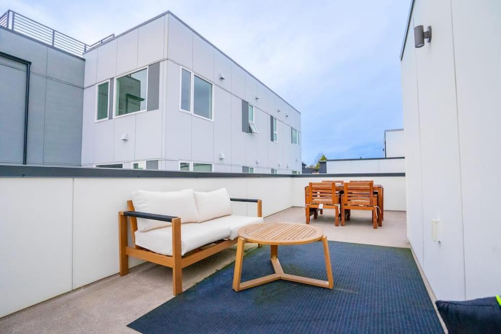 Ballard's Pet-Friendly Mid Century Home + Rooftop Deck photo 3