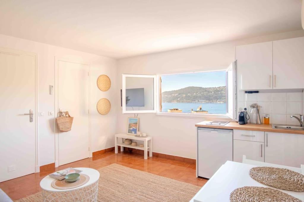 Studio vue mer climatisé à 100m des plages