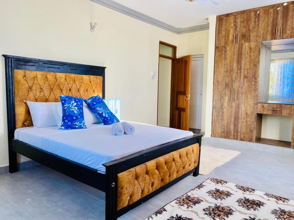 Mine is a BnB house, with 3 bedrooms. One master bedroom. It's I Pavilion Suites apartment, Block 1House N. photo 3