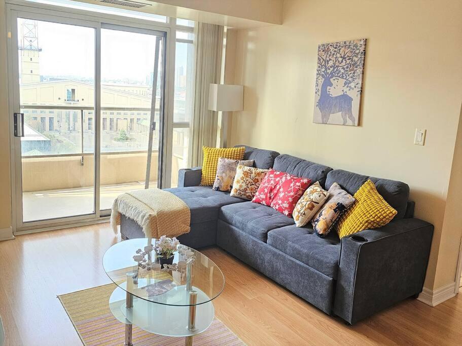 Downtown Mississauga Spacious 3BR +2BT w/ 1 Parking! Spectacular Views! photo 1