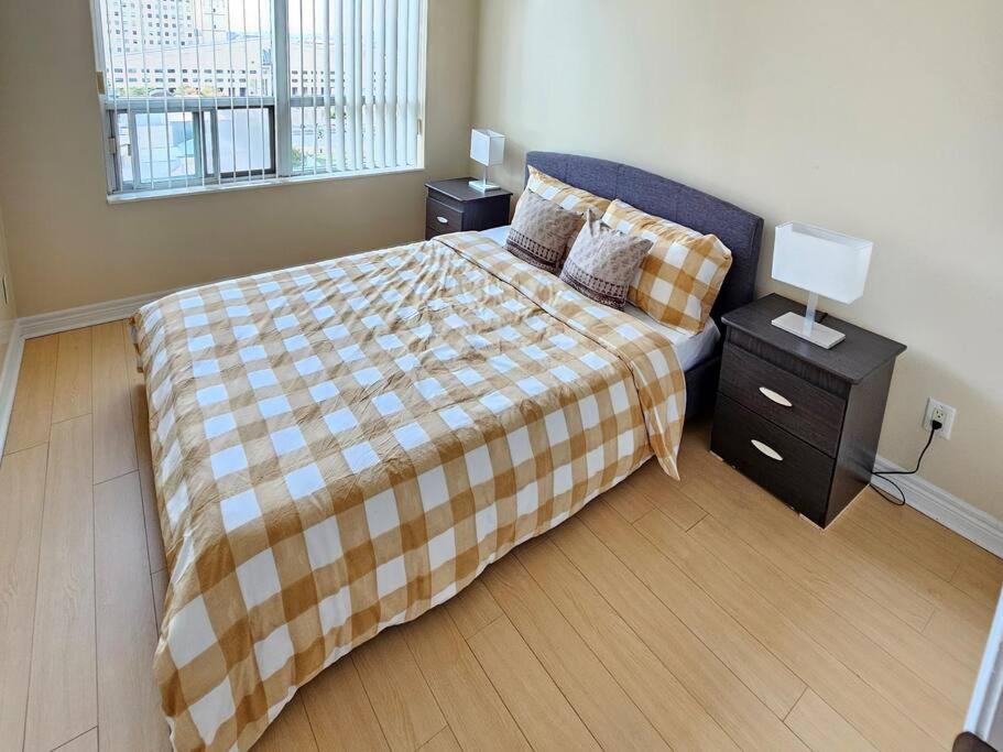 Downtown Mississauga Spacious 3BR +2BT w/ 1 Parking! Spectacular Views! photo 2