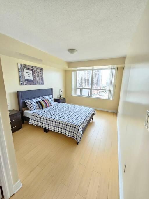 Downtown Mississauga Spacious 3BR +2BT w/ 1 Parking! Spectacular Views! photo 3