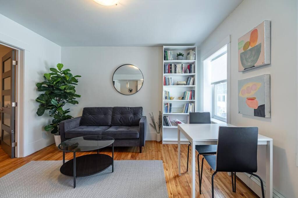 Gorgeous & Sunny Executive Suite #102 photo 2